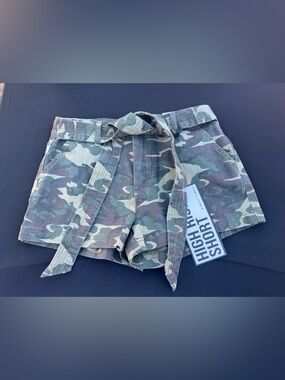 Almost Famous Green Camo High-Rise Shorts sz 5
